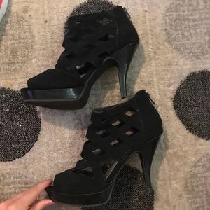 BLACK HEELS
